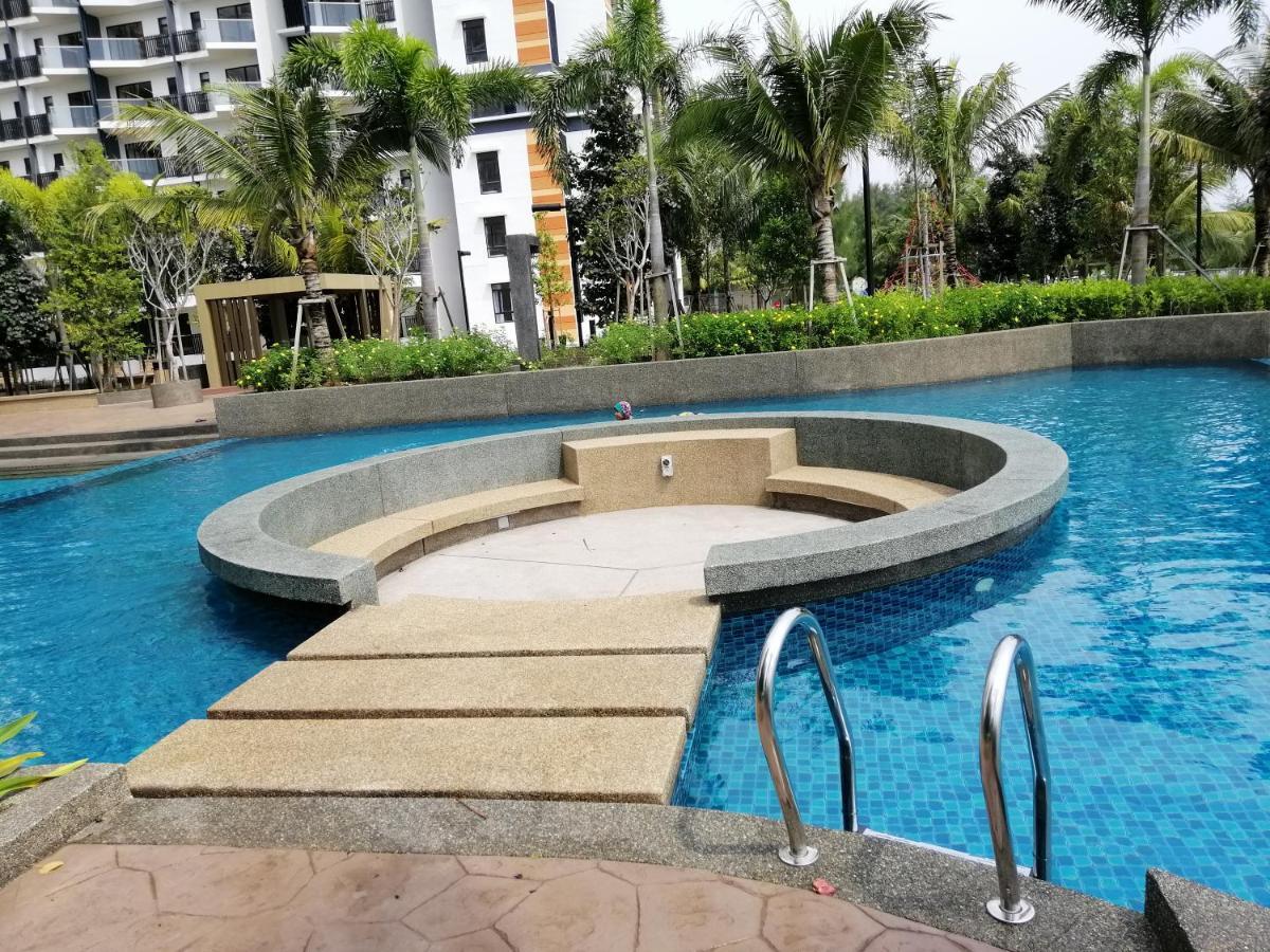 Timurbay Seafront Residence By Hardinahomes Kuantan Ngoại thất bức ảnh